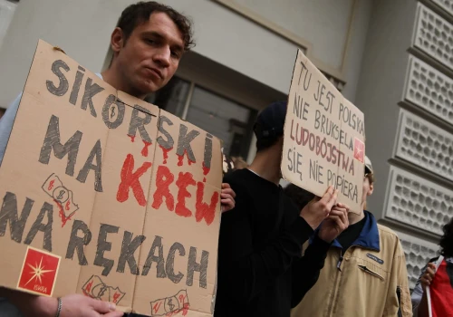 Protest na premierze książki Sikorskiego. 