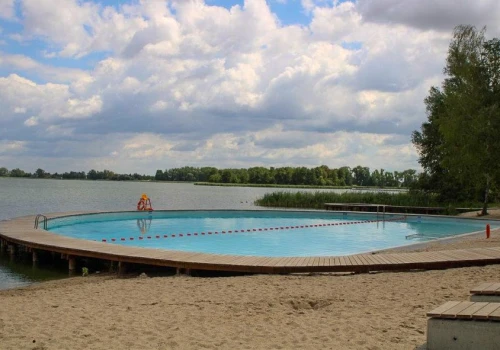 Proszą o niekorzystanie z basenu nad jeziorem