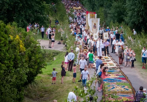 W Boże Ciało nie wolno było kosić ani prać. Czego bali się rolnicy?