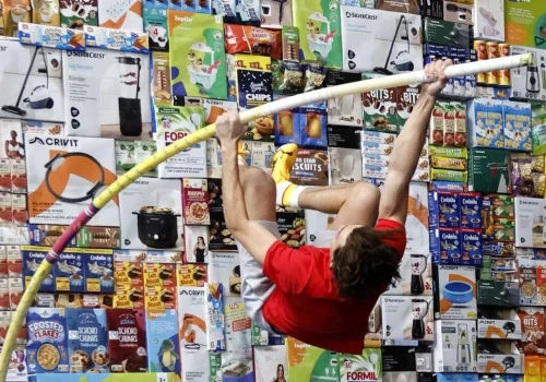 Lidl rzuca wyzwanie mistrzowi. Mondo Duplantis skacze nad ścianą produktów!