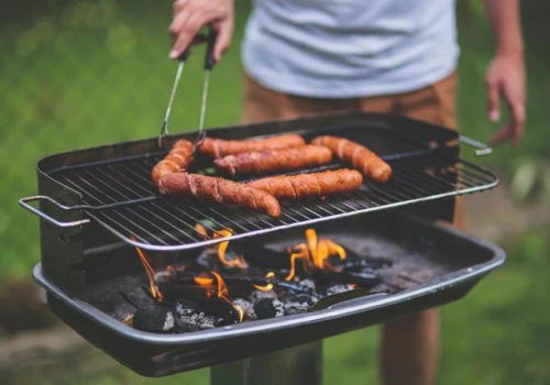Co Polacy kupują na grilla? Kiełbasa nadal króluje, ale rośnie nowy trend