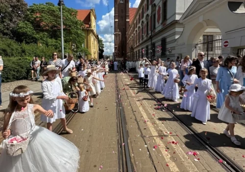 Boże Ciało we Wrocławiu. Tłum wiernych przeszedł w procesji z Ostrowa Tumskiego na Rynek