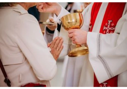Przyjmowanie komunii bez spowiedzi to grzech? Arcybiskup wyjaśnia