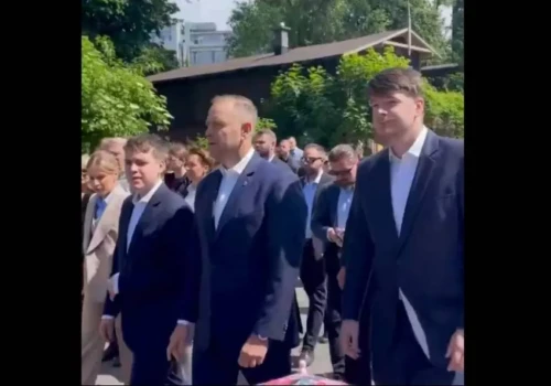 Prezydent z rodziną na procesji Bożego Ciała. Zostali nagrani podczas uroczystości