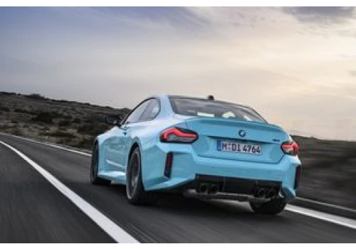 BMW M2 zyskało napęd na cztery koła. Jest szybsze, ale i rzecz jasna droższe