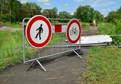 W Karwinie ruszyła budowa nowej kładki. Miasto apeluje do rowerzystów o respektowanie zakazu wjazdu