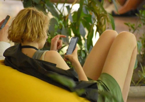 Zakupy będziemy robić nawet na TikToku. To ostatnia prosta do uzależnienia od telefonu
