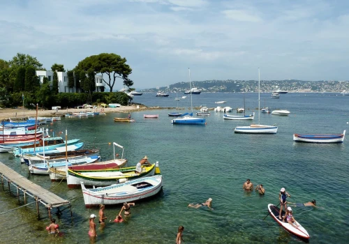 Nie Cannes i nie Nicea. Niewielka plaża zachwyca krajobrazem, którego trudno zapomnieć