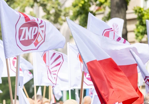 Związek chce rozmawiać z klubami parlamentarnymi koalicji o „Godnych płacach…”: „Narasta rozczarowanie nauczycieli!”