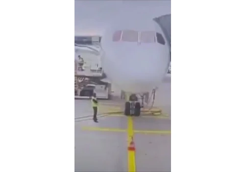 Boeing zarył nosem o płytę lotniska. Incydent z udziałem Dreamlinera