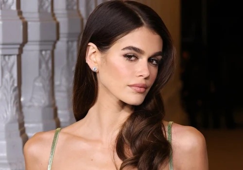 Kaia Gerber w białym, modnym płaszczyku. Idealny na chłodne lato