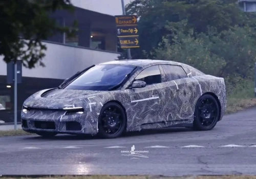 Ferrari Luce nadal budzi kontrowersje – teraz właśnie dzięki ogromnym wycieraczkom przedniej szyby