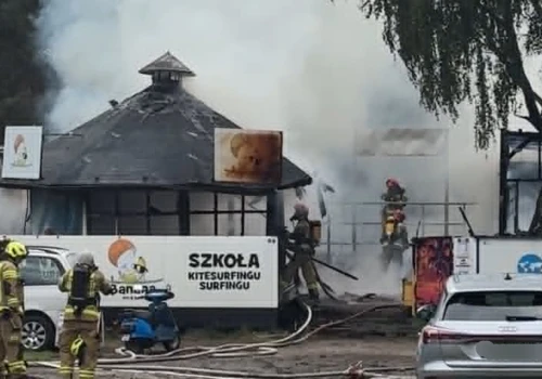 Pożar w Chałupach. Kłęby dymu nad dworcem kolejowym