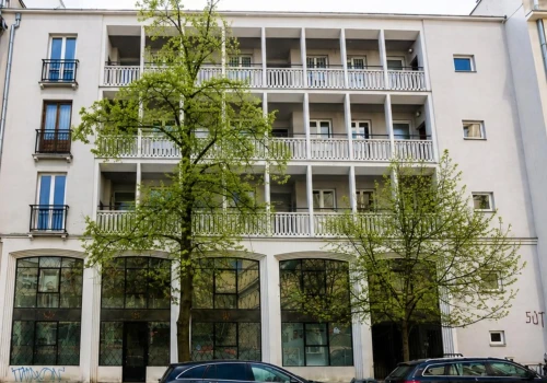 Znany budynek w Śródmieściu został zabytkiem. Wyróźniają go szerokie schody, ażurowe balustrady i wysokie witryny