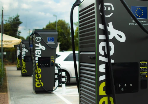 Przybywa aut elektrycznych. Pozyskali miliony na rozwój sieci ładowarek w naszej części Europy