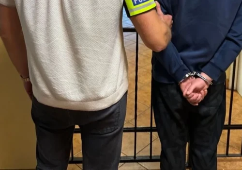 Myślał, że nikt go nie widzi. Kamery i dzielnicowi namierzyli amatora cudzych pieniędzy