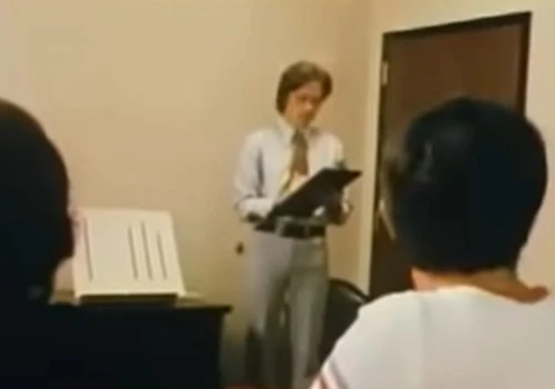 Dlaczego podążamy za tłumem nawet wtedy, gdy mamy rację? Eksperyment Ascha