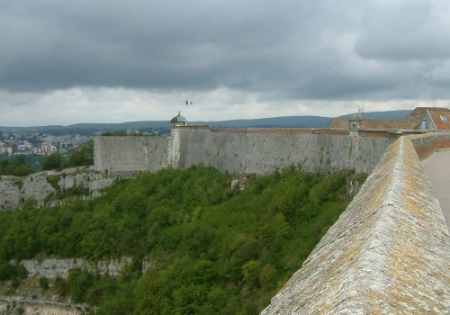 Góruje nad miastem od ponad 300 lat. Z murów widać widok, którego nie zapomina się latami