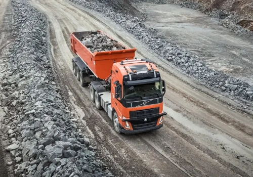 Ciągniki Volvo FH z autopilotami wykonały 3-letnie zlecenie: 11 tys. kółek ze skałami