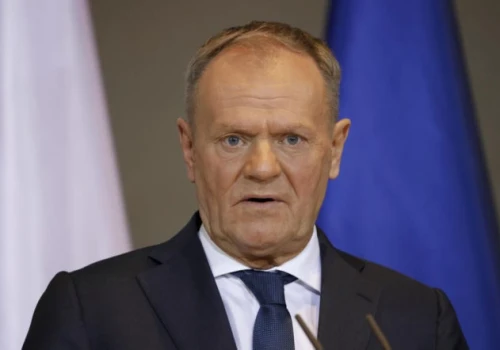 Premier Donald Tusk ogłasza sukces Orlenu. W tle rosyjskie koncerny