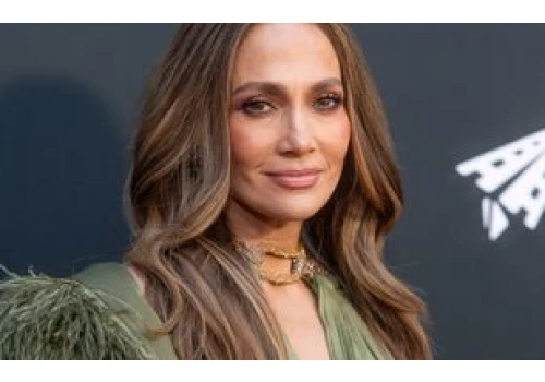 Koniec z mocnymi brwiami. Teraz królują łuki w stylu J.Lo