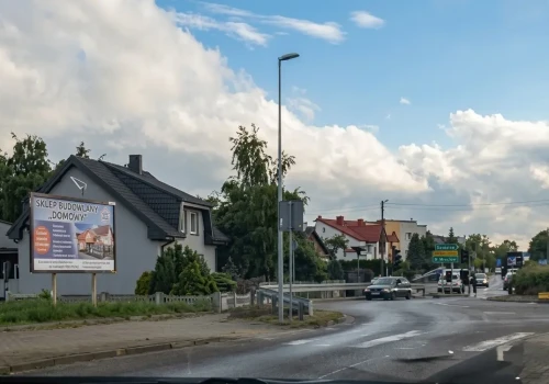 Pościg zakończony spektakularnym przejazdem przez rondo