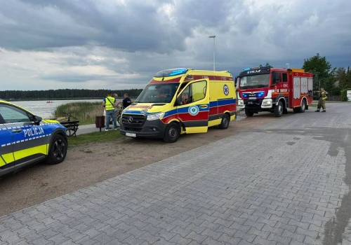 Akcja służb nad jeziorem Firlej. Poszukiwano osoby, która miała wypaść z rowerka wodnego