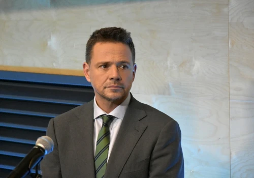 Trzaskowski tłumaczy się z niemieckiego siana. Polskie szkodzi?