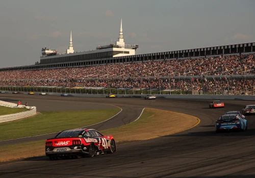 Szybko i efektownie – wyścigi NASCAR Cup Series w Michigan i Pocono na żywo w Motowizji