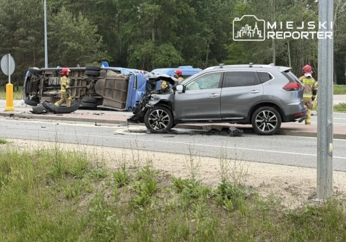 Autobus na boku po zderzeniu z osobówką. 12 osób w szpitalu