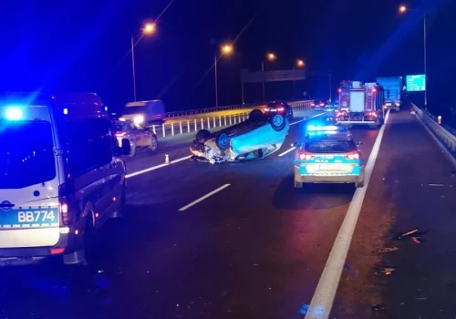 Poważne zdarzenie na autostradzie A4 pod Rzeszowem. Samochód dachował, droga jest zablokowana