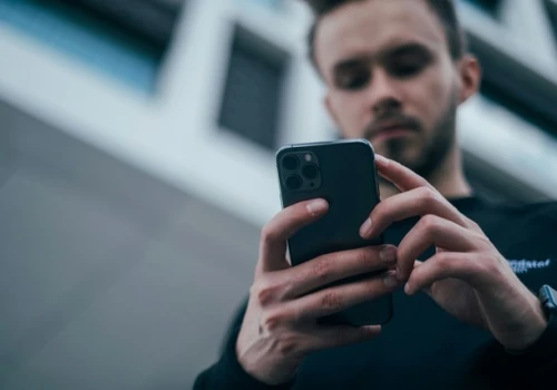 Ile traci na wartości używany smartfon? Zwlekanie ze sprzedażą może kosztować setki złotych