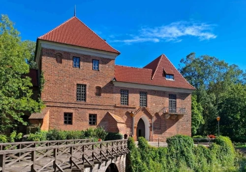 Zamek w Oporowie. Unikatowa warownia z legendą Białej Damy i muzeum
