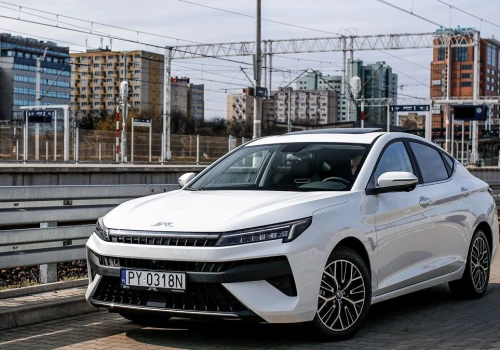 JAC J7 Plus to konkurent Camry i Superba w cenie Dacii. Tylko 89 900 zł