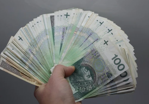 38-latka straciła blisko 800 tysięcy złotych. Uwierzyła oszustom podszywającym się pod bankowców i policjanta