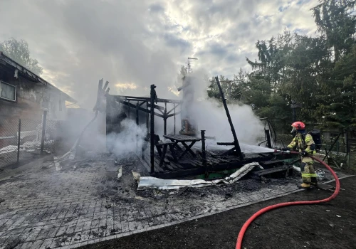 Tragiczny pożar pod Koninem. Nie żyje 17-latka, druga osoba trafiła do szpitala