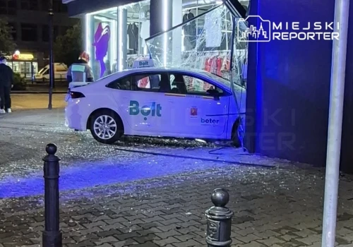 19-latek stracił panowanie nad Toyotą i wjechał w witrynę sklepu