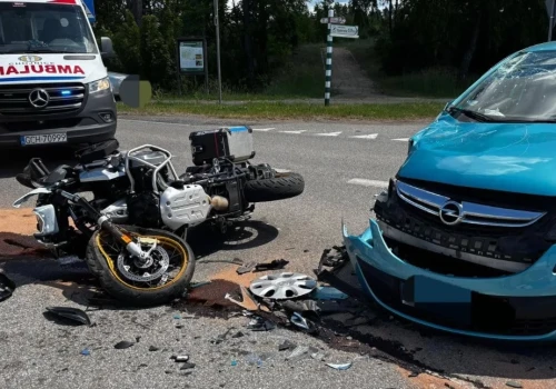 Zderzenie motocykla z osobówką. Zablokowana droga wojewódzka