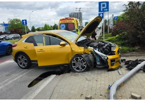 O krok od tragedii w Rzeszowie. Auto zmasakrowane na przejściu dla pieszych