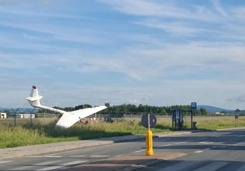 Groźny incydent na lotnisku. Szybowiec na ogrodzeniu