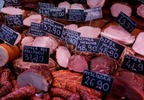 Sprawdzili szynki z marketów. Niektóre tylko udają porządne mięso. Nie wkładaj ich do koszyka