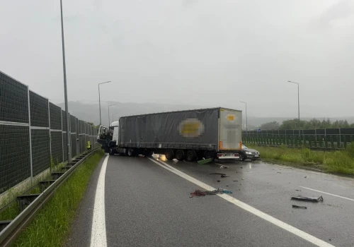 Wypadek z udziałem samochodu ciężarowego na obwodnicy. Kierowca w szpitalu