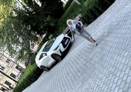 Zlikwidowali parking przed magistratem. Radna zaparkowała lexusem na chodniku i