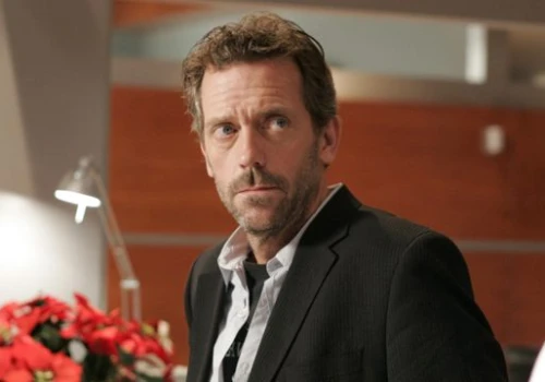 „Byłem lekko pijany”. Hugh Laurie wywołał gigantyczny skandal w sieci i musiał publicznie przeprosić za swoje zachowanie