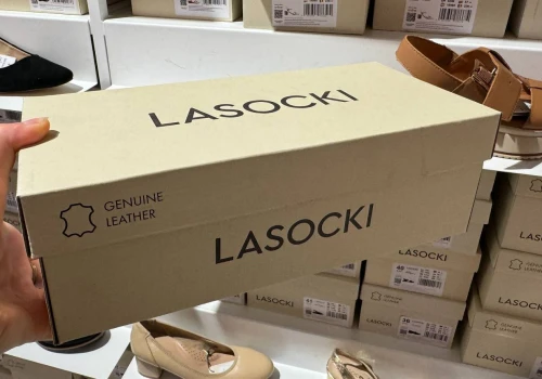 Wygodne, skórzane sandałki dla szerokich stóp są teraz za 73,90 zł - to Lasocki w CCC