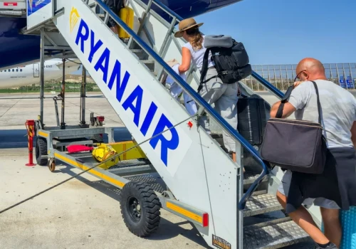 Kontrowersyjna opłata w samolocie. Ryanair pod lupą urzędu