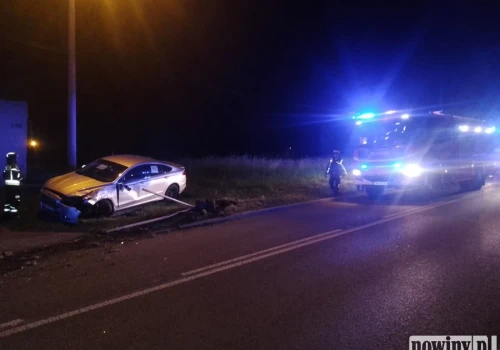 Kierowca uderzył w samochód i uciekł do lasu. Trwają działania na Młodzieżowej w Wodzisławiu Śląskim