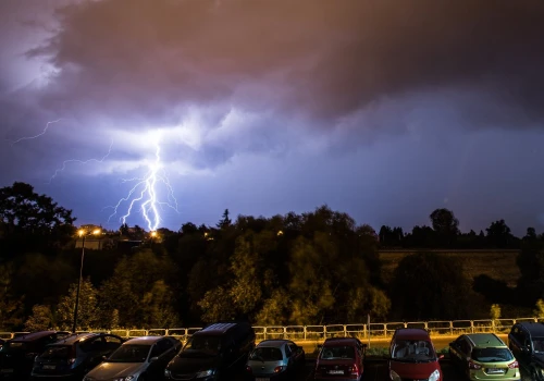 Uwaga na burze. IMGW wydał ostrzeżenia dla większości Polski. Pogoda wpłynie na ludzi