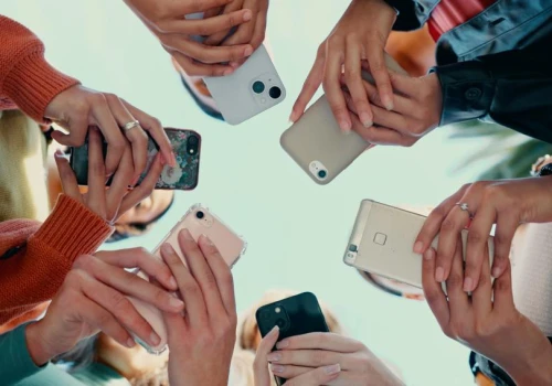 Polacy coraz rzadziej odwiedzają banki. Królują aplikacje mobilne