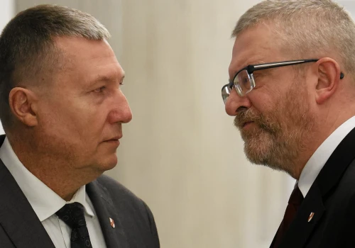 Politycy związani z Koroną na przyjęciu w rosyjskiej ambasadzie. 